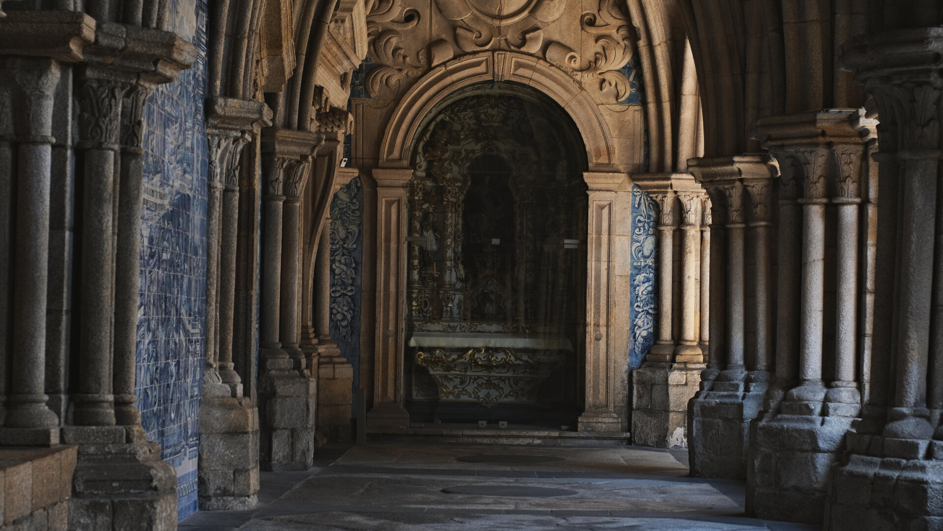 Pillars and cathedral walls tiled in blue and white colours