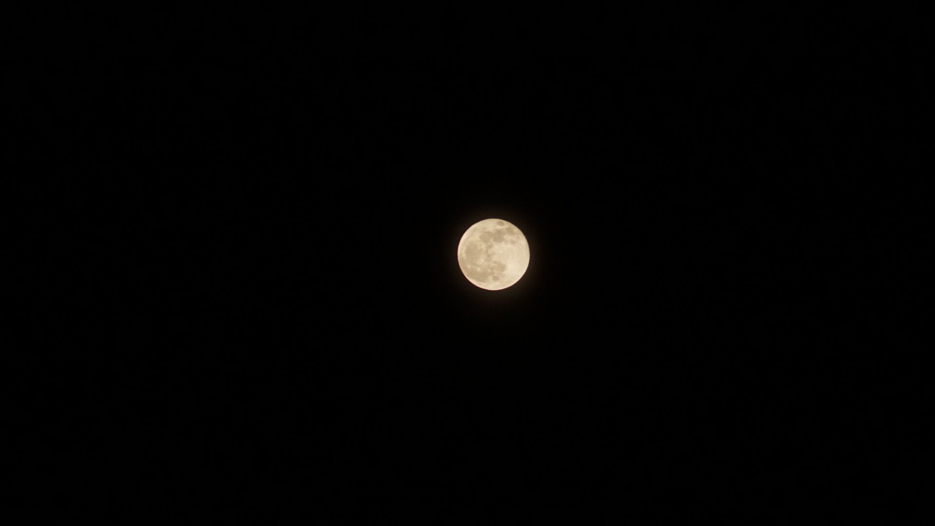 A full moon, black nightsky.