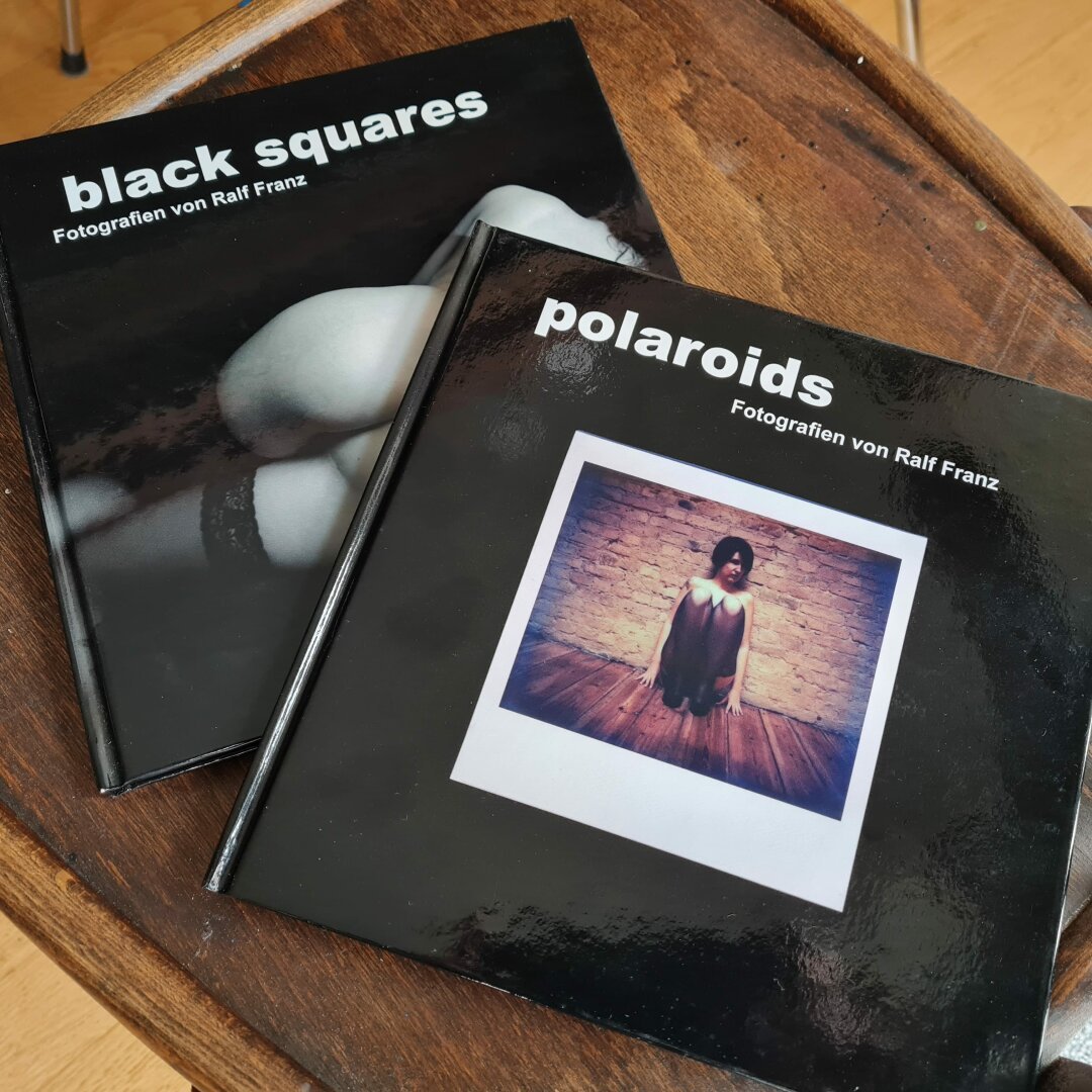 Zwei quadratische Buchcover meiner Bildbände Black Squares und Polaroids.