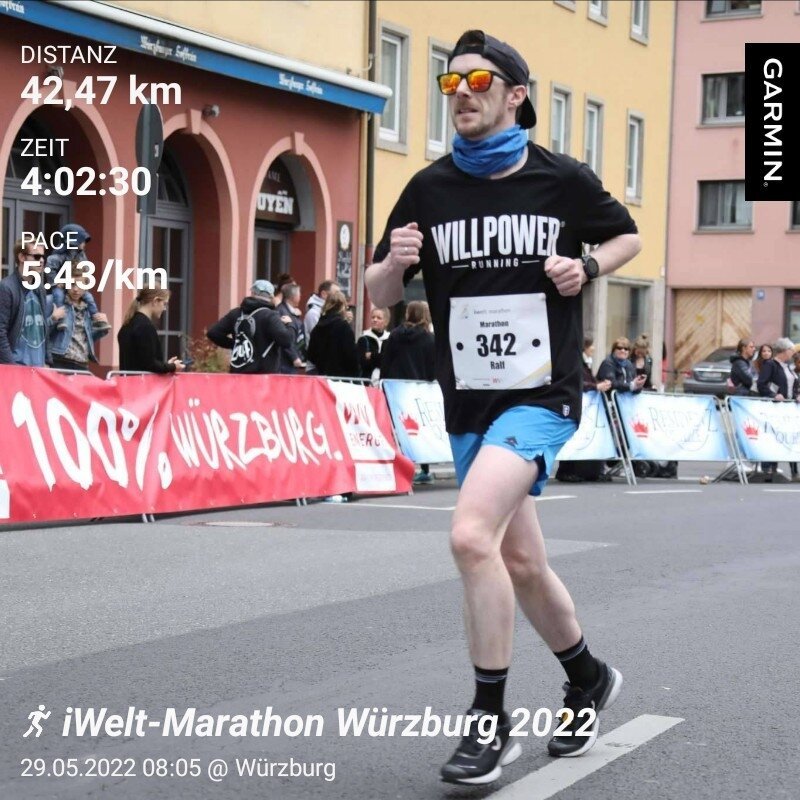 Foto von Zieleinlauf beim iWelt-Marathon 2022 in Würzburg. Zielzeit: 4 Stunden 2 Minuten und 30 Sekunden.