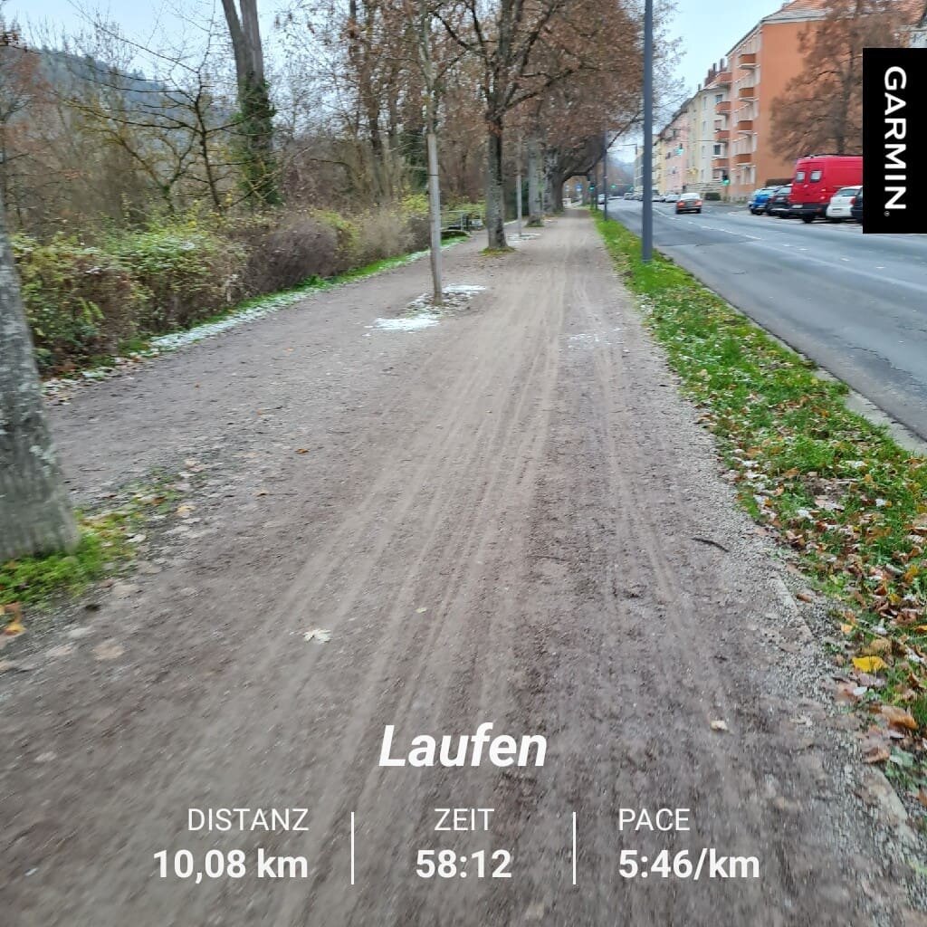 Leicht gefrorener Rad-/Fußweg entlang der Straße.