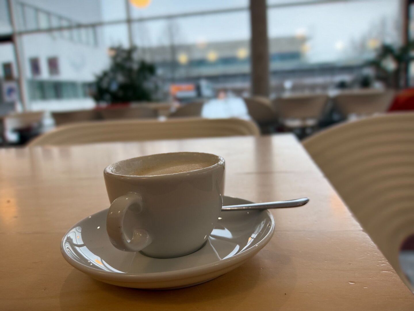 Eine Tasse Cappuccino auf einem Tisch in Café auf dem Campus der Universität Erfurt.
