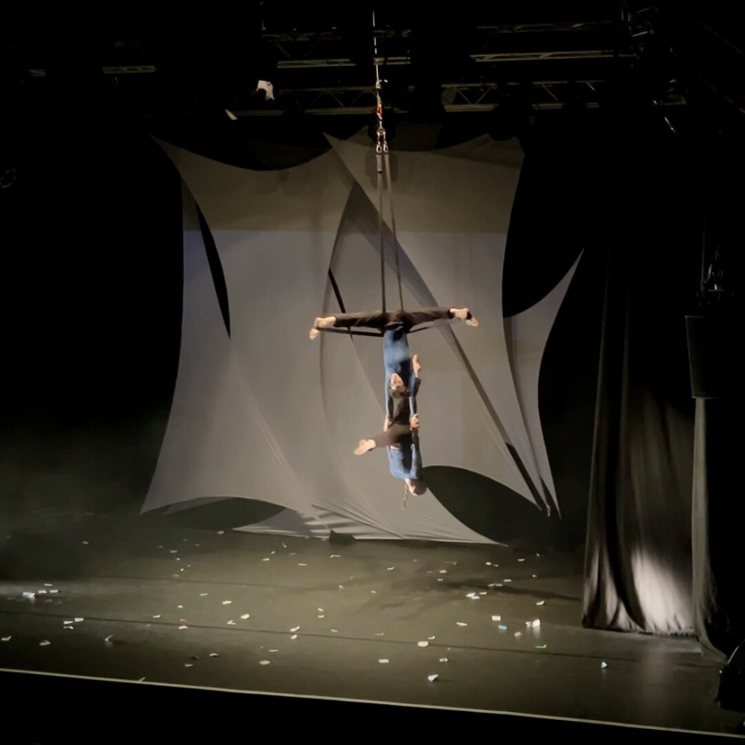 Zwei Artistinnen des Jugendensemble führen eine Nummer an den Strapaten im Rahmen der Show Fymauq auf der Bühne des Tollhaus auf