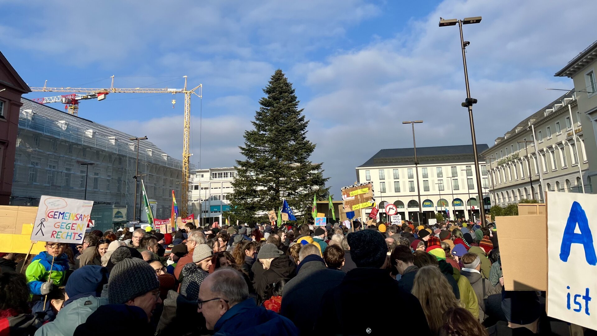 Menschenmenge, die auf dem Marktplatz in Karlsruhe unter dem Motto »Mit uns statt gegen uns« auf einer Demonstration, die von Karlsruher*innen mit Migrationsgeschichte organisiert wurde, gegen den Rechtsruck der Gesellschaft im Allgemeinen und die AfD, und ihre menschenverachtende Wahlkampfaktion, im Speziellen demonstrieren