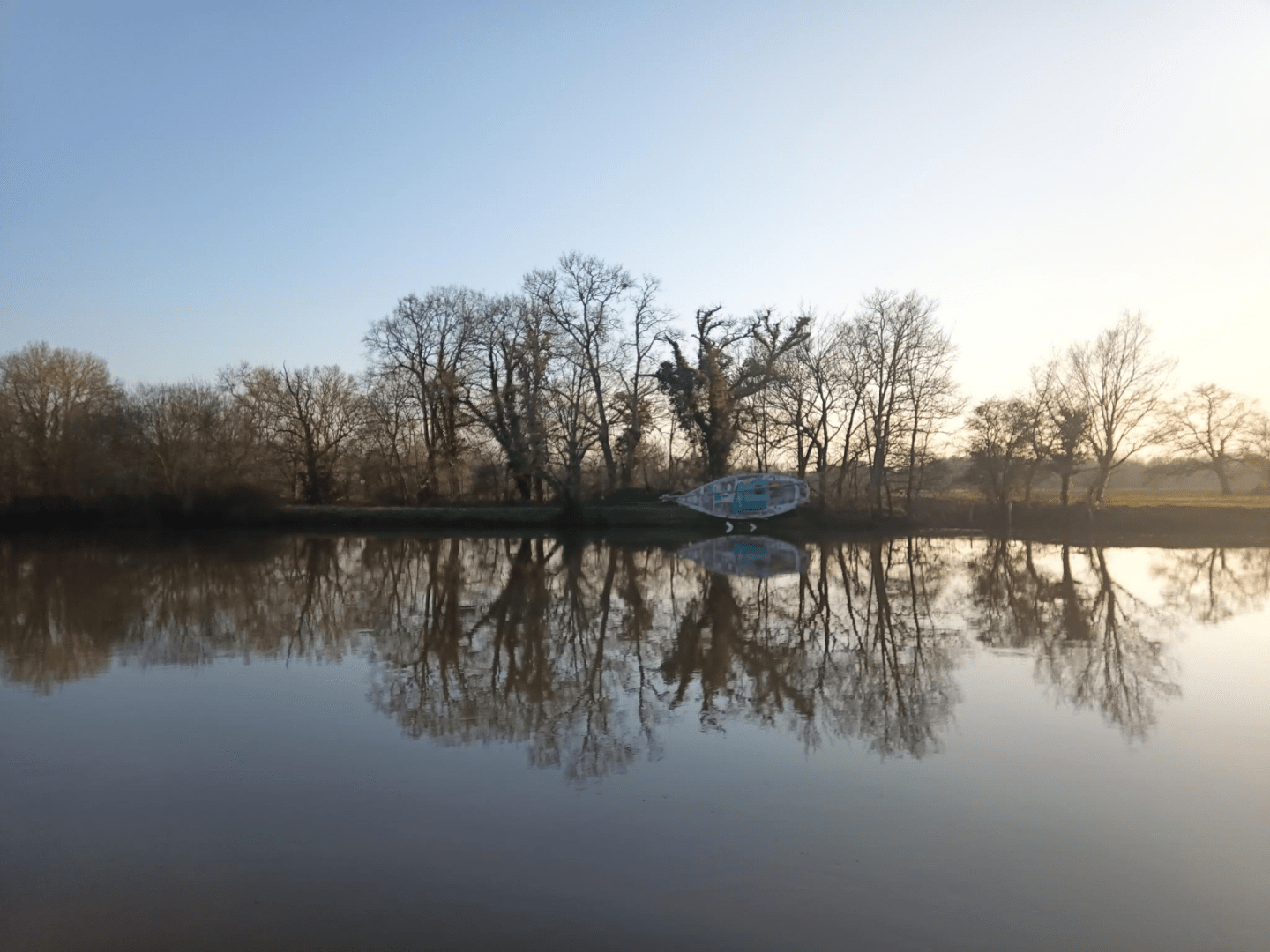 La Vilaine en décrue. Un voilier cabotin.