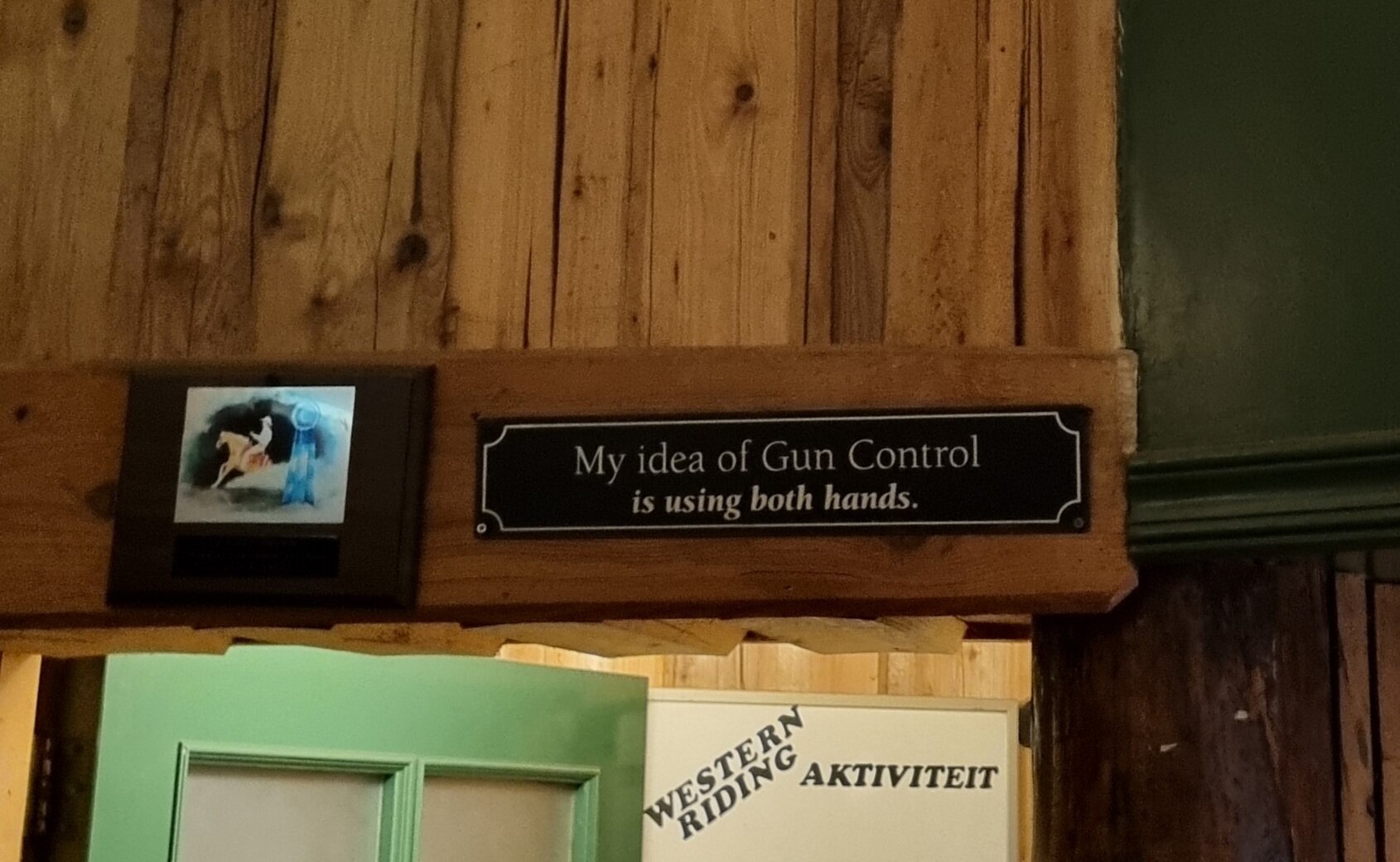 Bordje met tekst "My idea of gun control is using both hands."