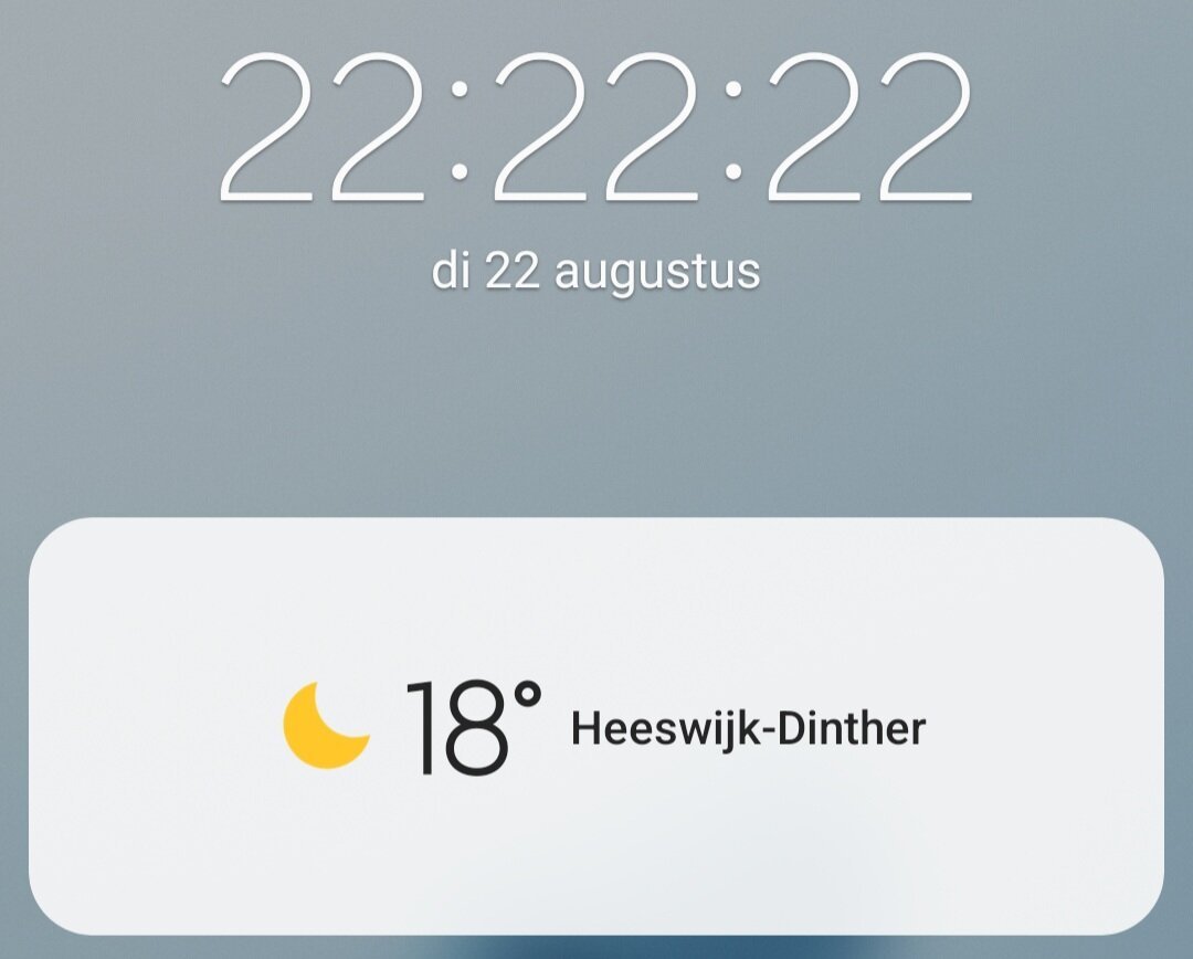 Tijd 22:22:22 op dinsdag 22 augustus. Temperatuur 18 graden in Heeswijk-Dinther.