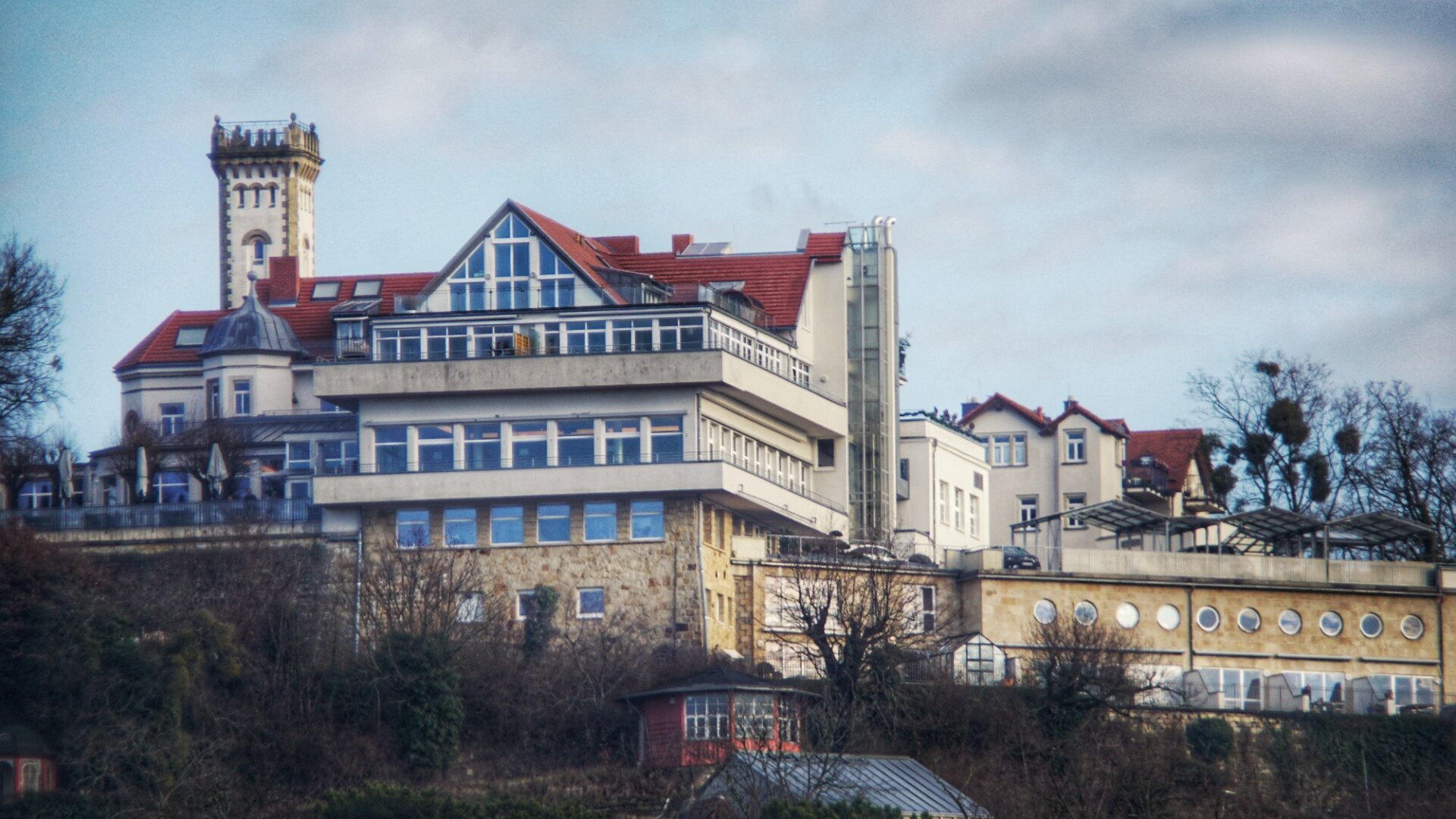 Foto vom Luisenhof, aufgenommen von der gegenüberliegenden Elbseite

bearbeitete Version