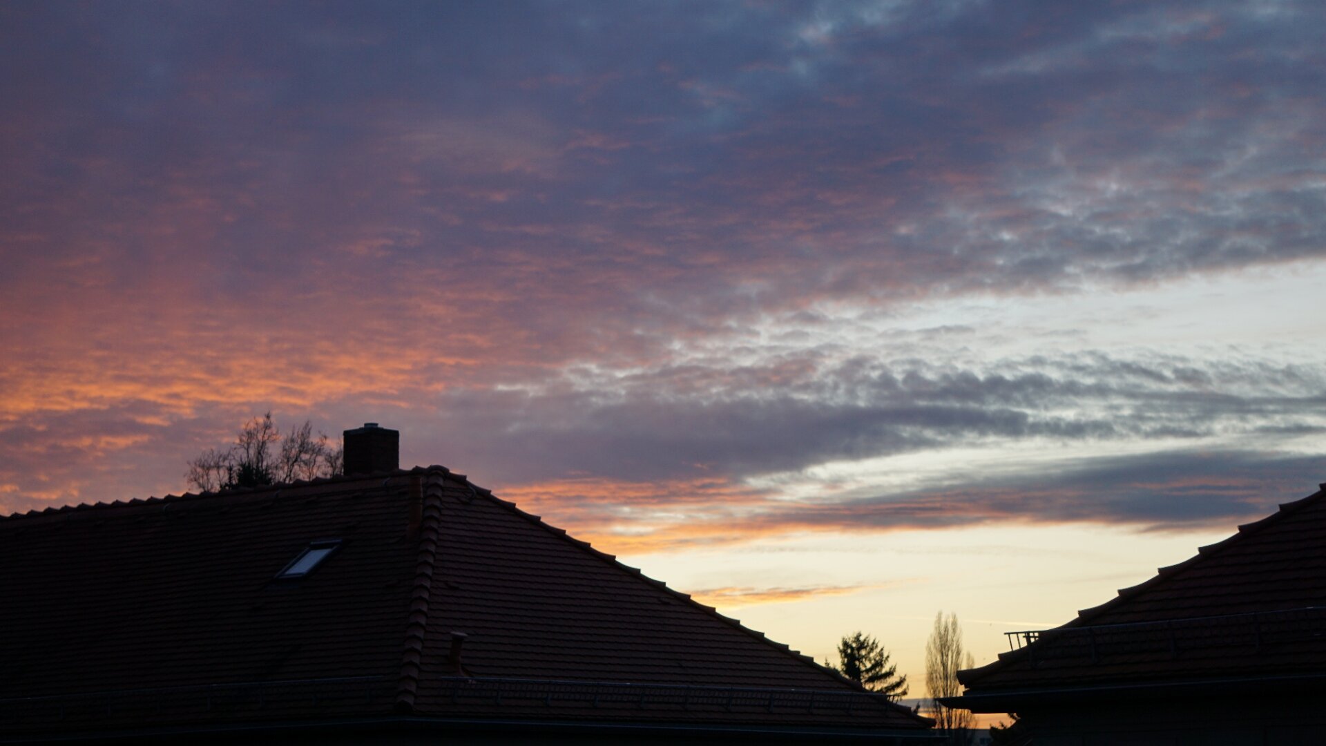 Dächer, lila Wolken darüber