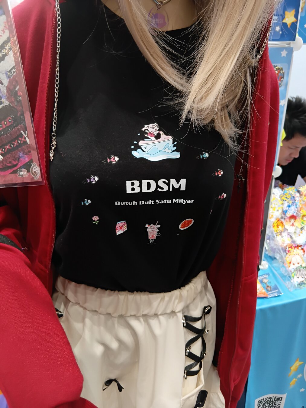 Mannequin with a T-shirt with text "BDSM (Butuh Duit Satu Milyar)"