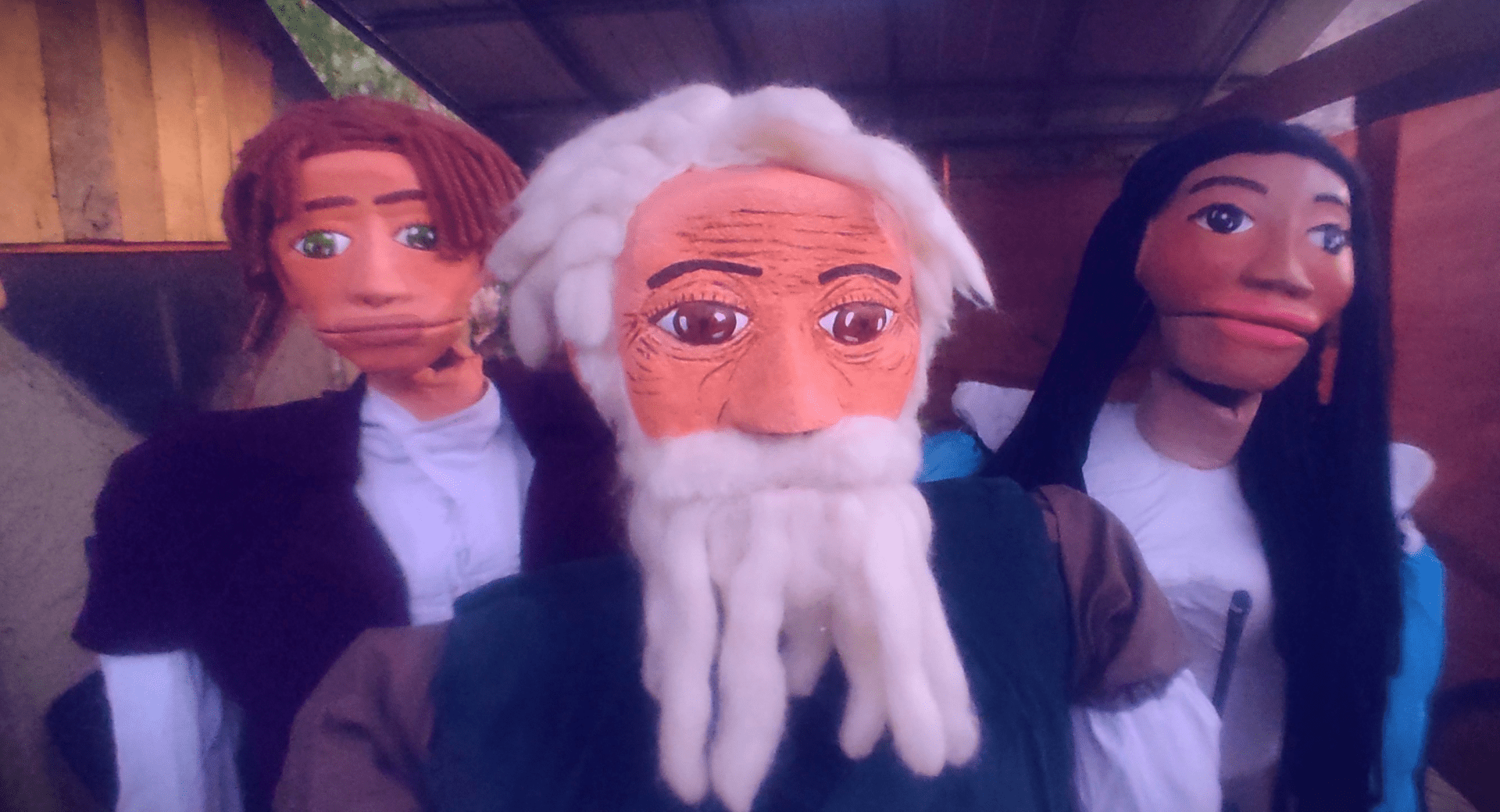 tres títeres humanoides