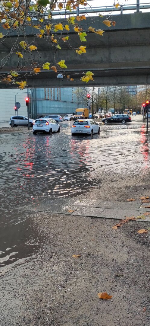 Billede af oversvømmet vej i by.