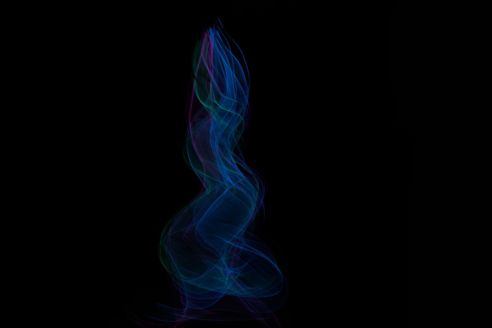 Traces colorées qui forment une image fantômatique de danseuse