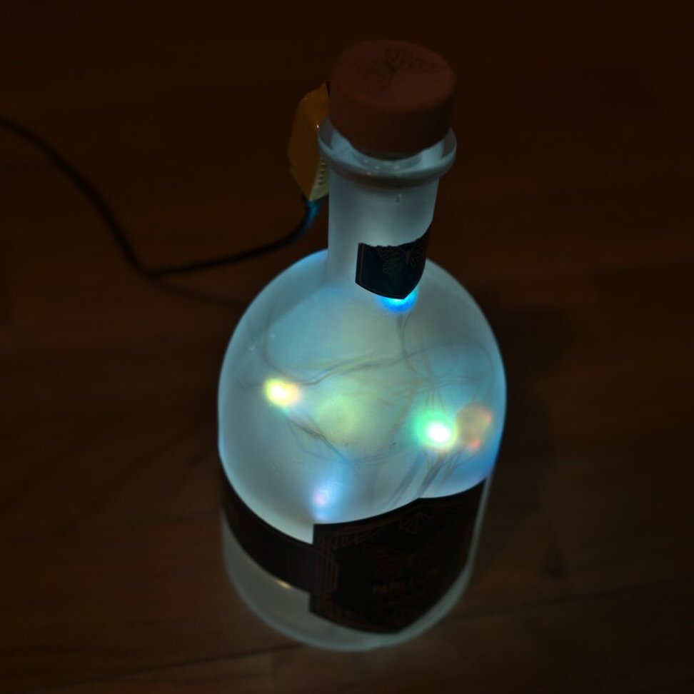 Leds dans une bouteille, motif coloré