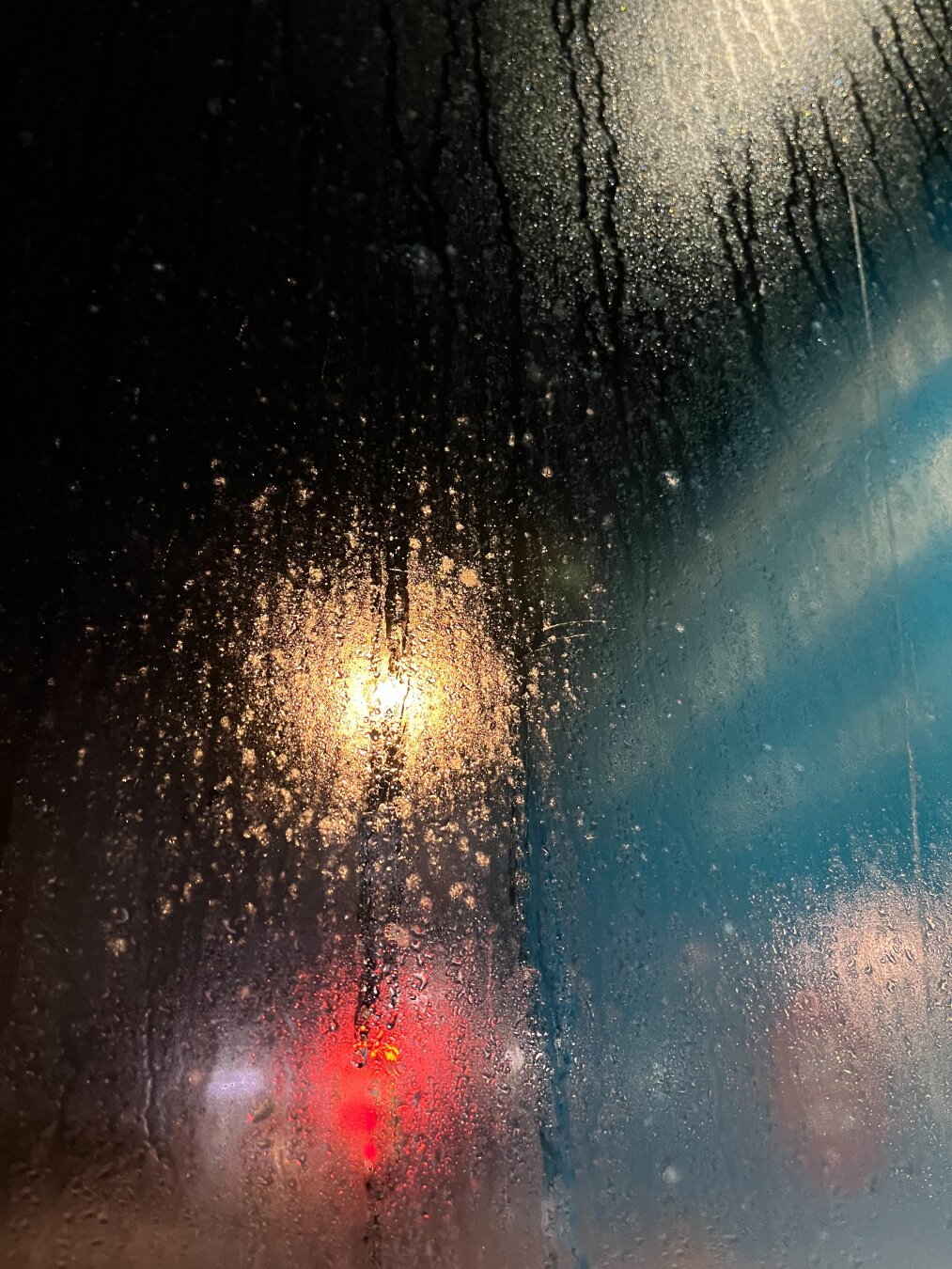 Streetlights at the night, at a bus stall.