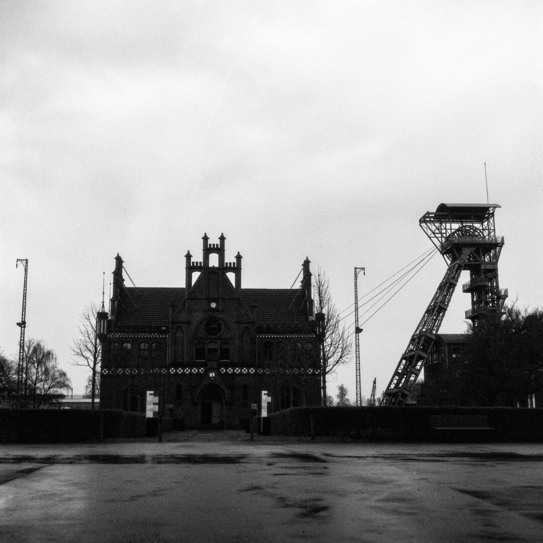 Black and white photo of the headframe of shaft II and the adminstrative building at Zollern colliery in Dortmund.