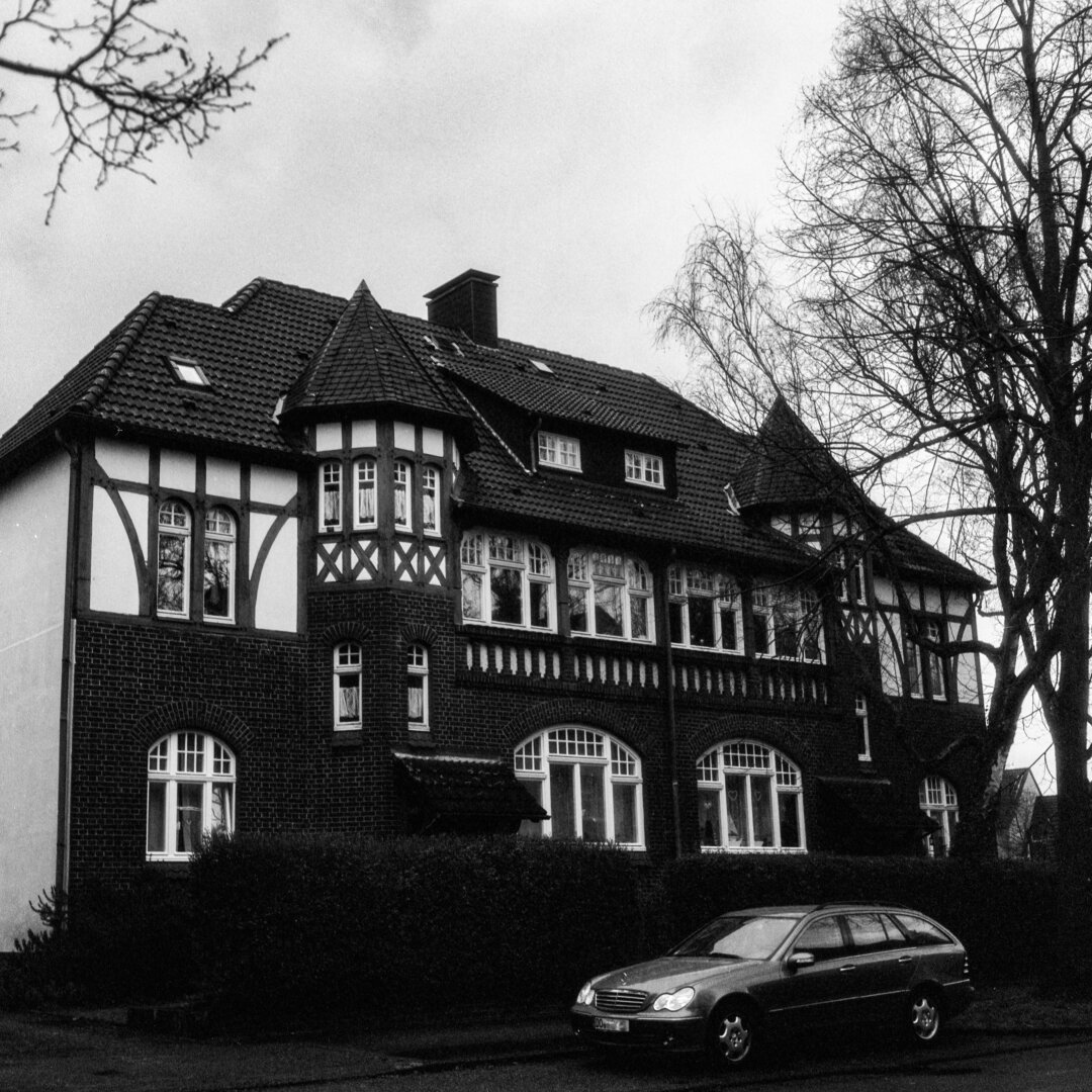 Black and white photo of a residential building near Zollern colliery in Dortmund.