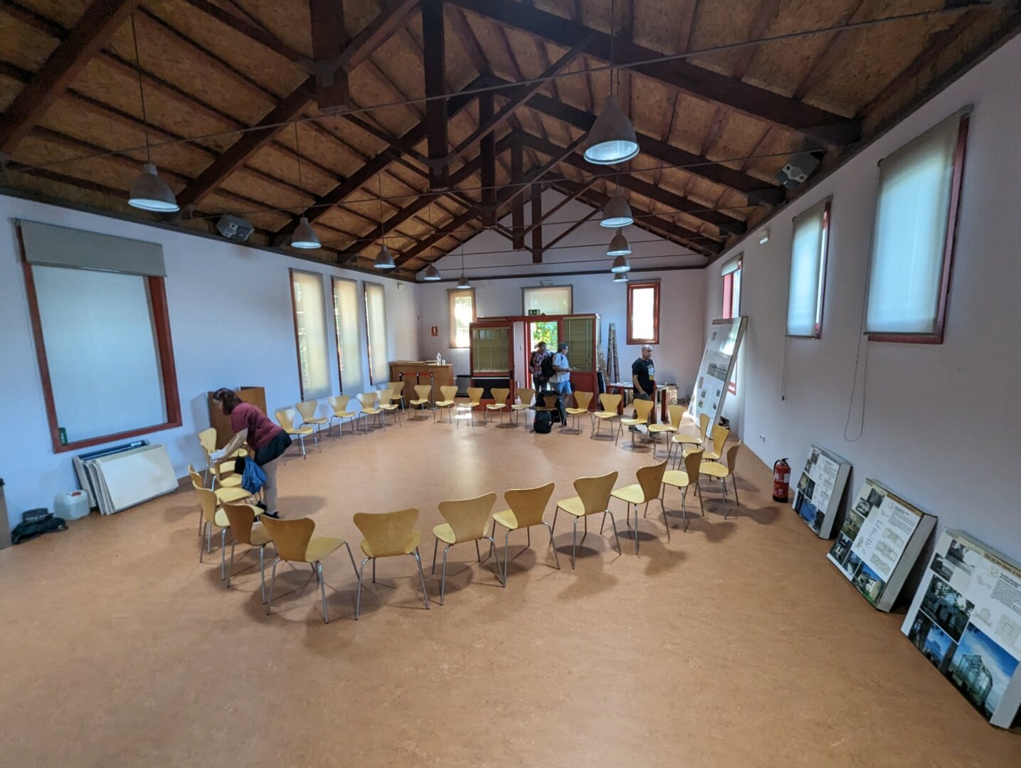 A big room with a circle of chairs ready to receive the attendance for a session of discussion and sharing