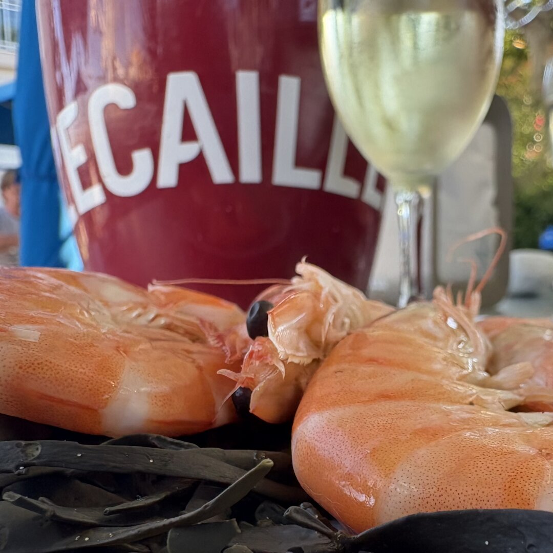 quelques crevettes accompagnées d'un verre de vin blanc local.