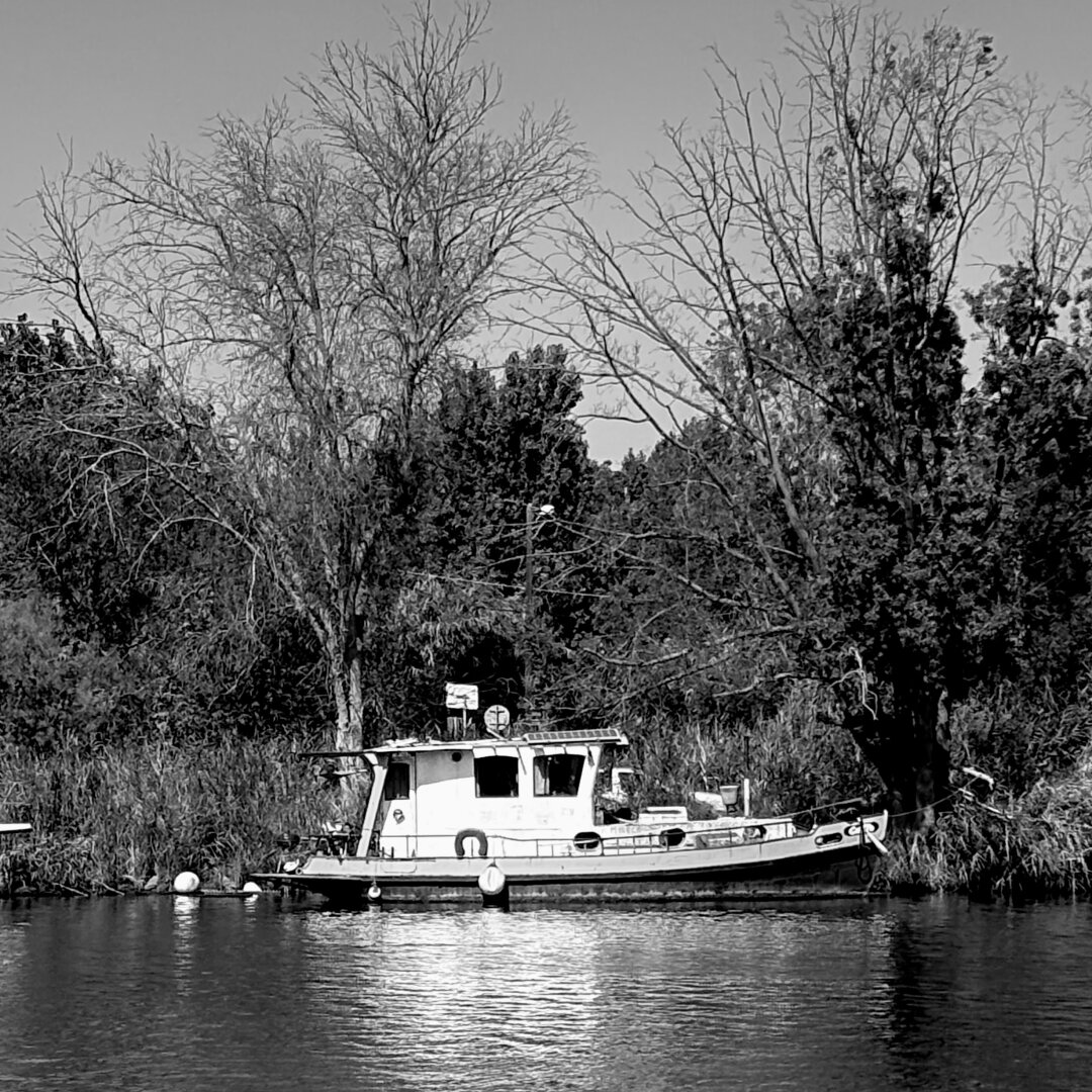 Bateau à quai dans l’embouchure de l’Hérault.