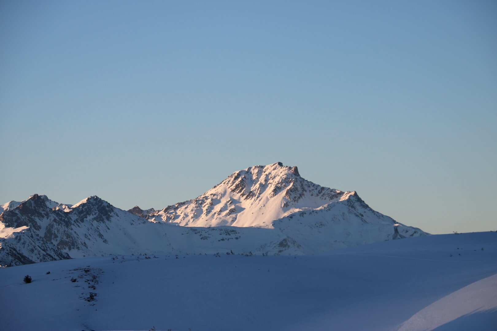 Une grande montagne éclairée par les premières rayons de soleil le 1er janvier 2025, dans le Beaufortain.