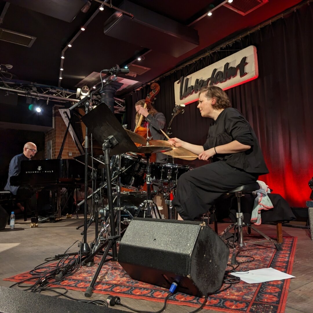 Ethan Iverson, Andreas Lang und Eva Klesse on stage im Jazzclub Unterfahrt in München