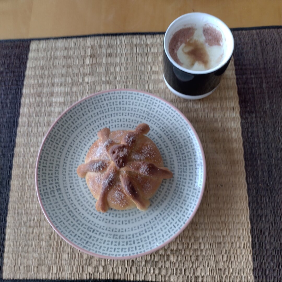 an image from my Pixelfed (because fuck instagram), shows a pan de muerto and a mexican hot chocolate