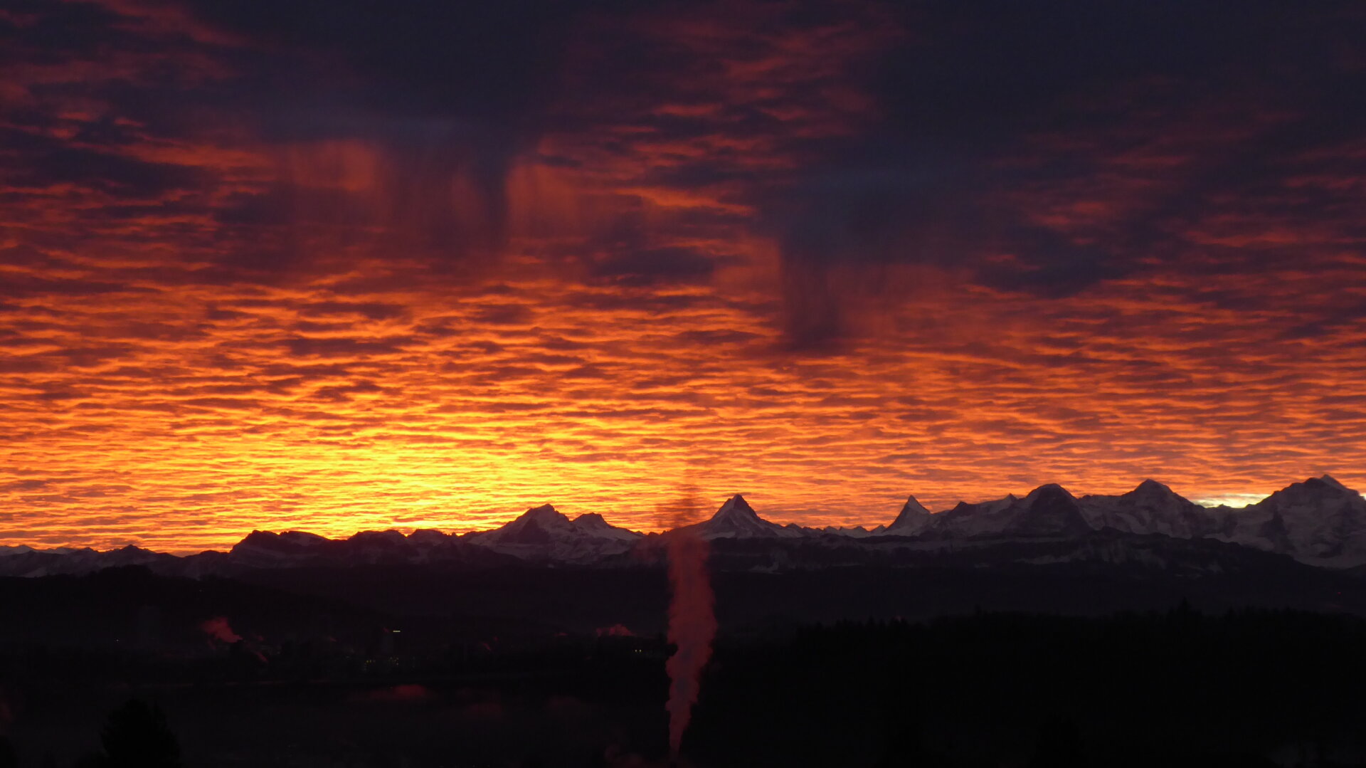 an image from my Pixelfed (because, fuck instagram), shows a mountain range, early mornings, with spectacular, colored clouds