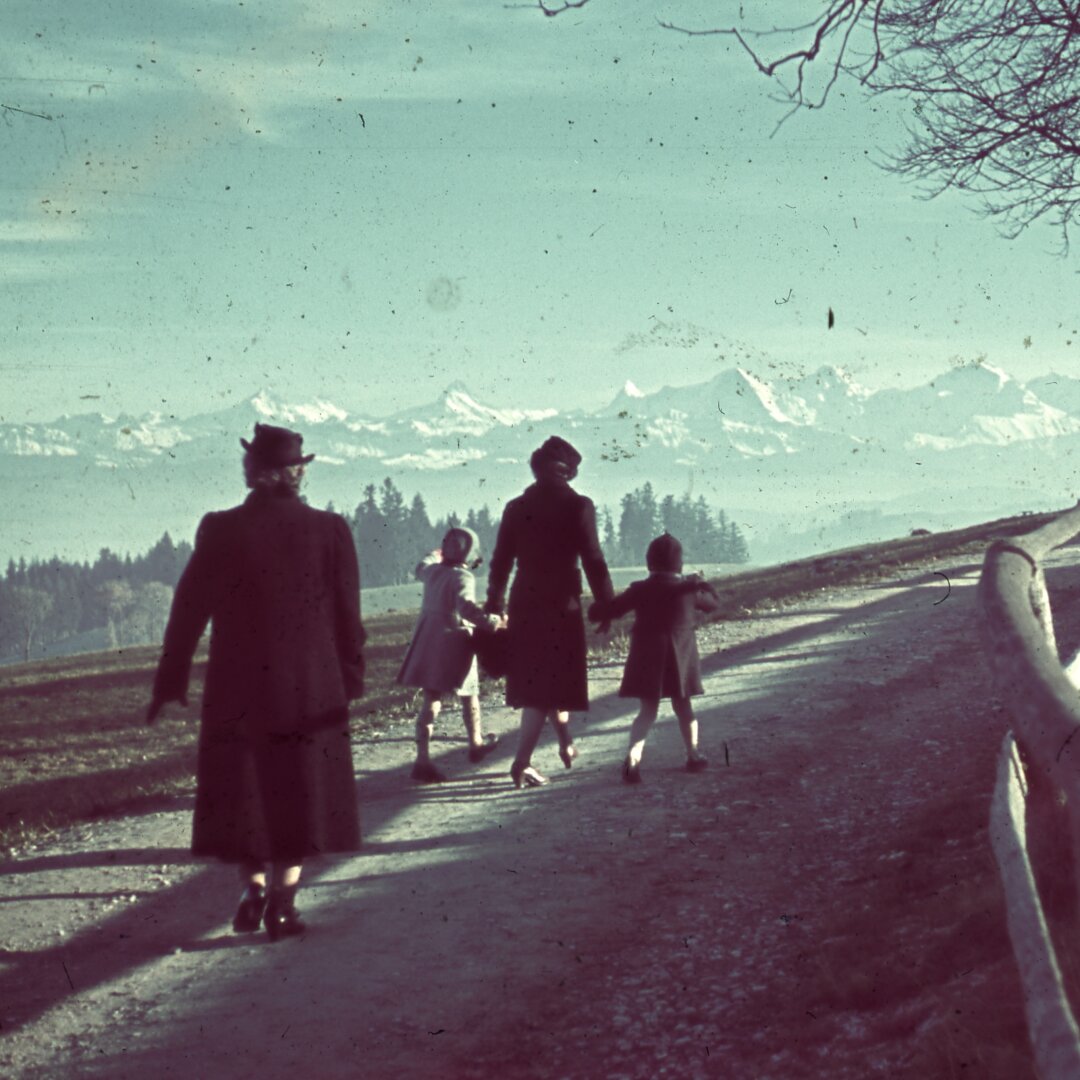 an image from my Pixelfed (because, fuck instagram), shows two women and two kids walking on a hill, in the background the Bernese alps