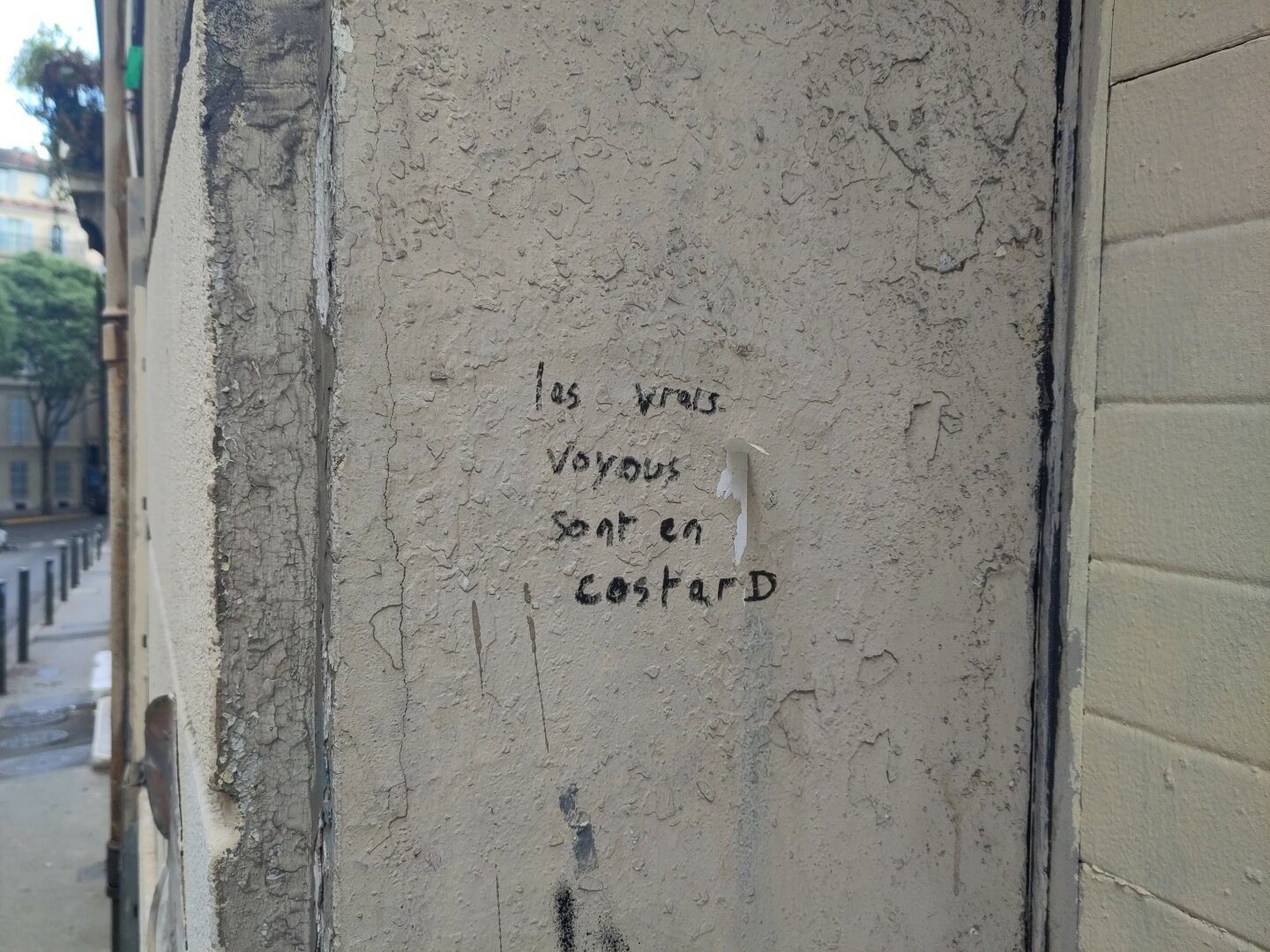 #streetart #marseille #missYourFerry Les vrais voyous sont en costard