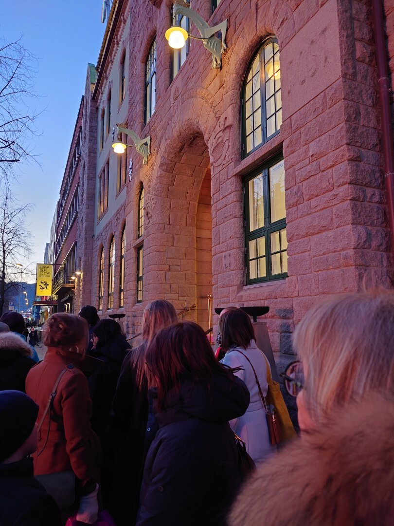 A queue of people to get in to the museum.