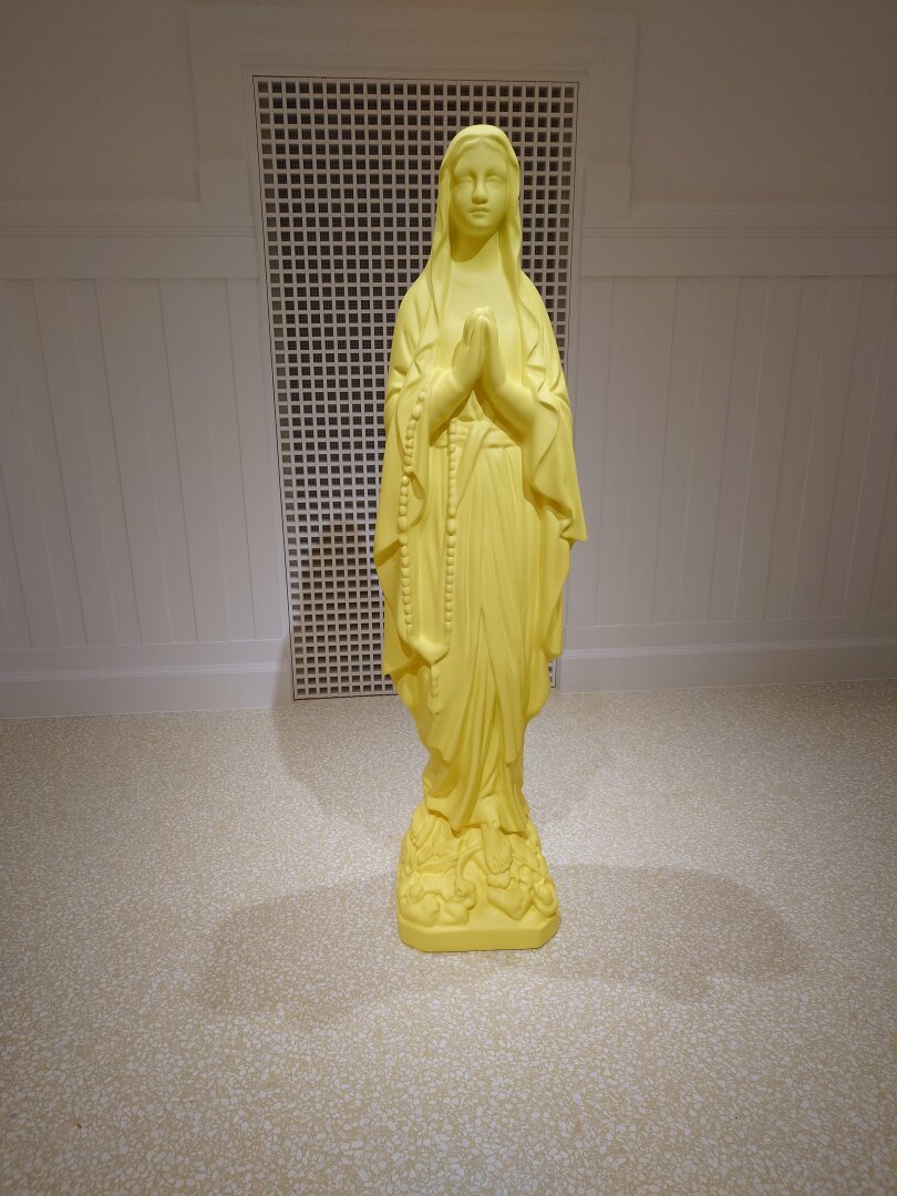 Madonnen. A yellow madonna statue.