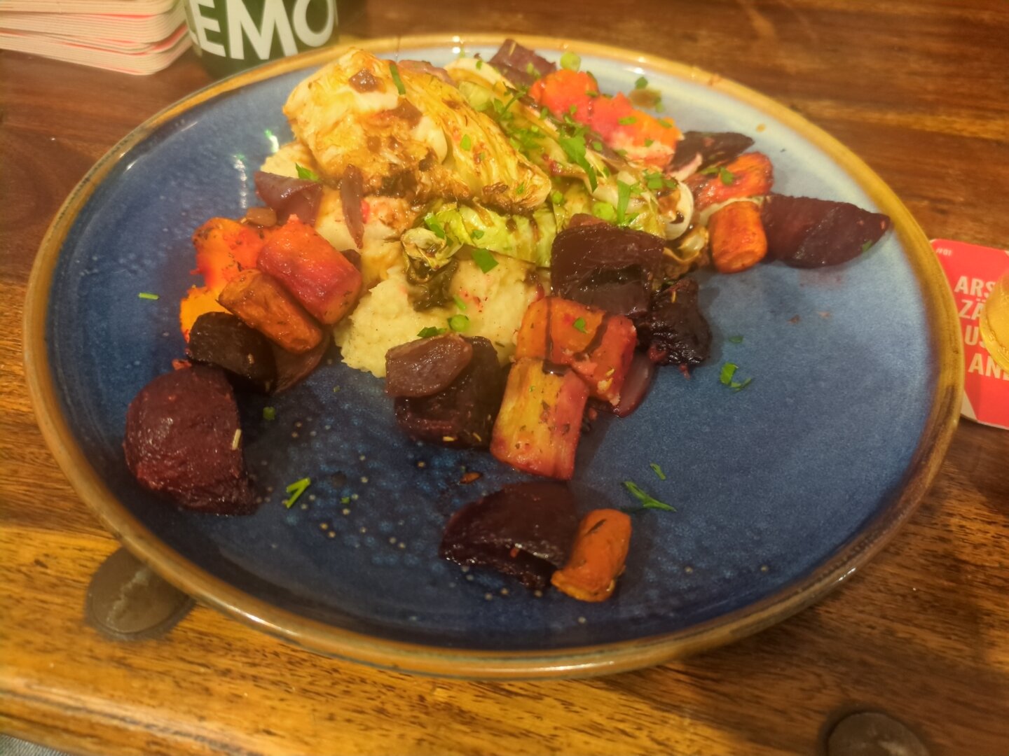 Photograph of the main dish on a blue plate located on a wooden table.