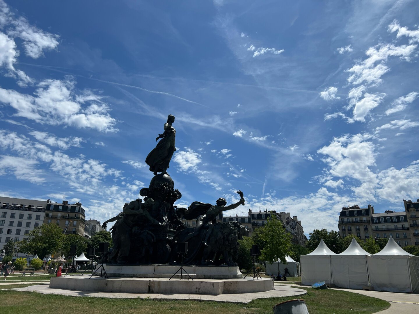 Statue de Dalou dans le jardin de Marianne au centre de la place représentant le Triomphe de la République