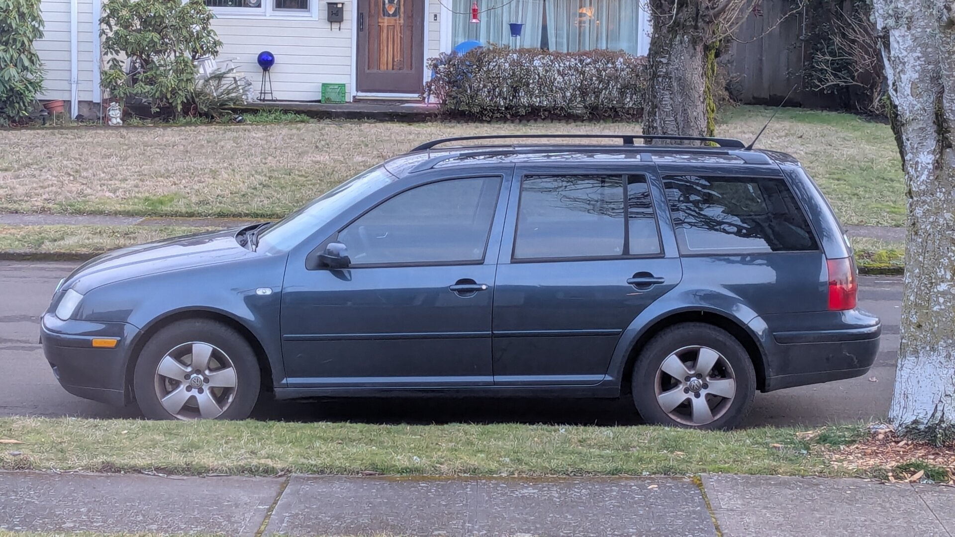 2005 dark blue Jetta TDi with tinted windows.