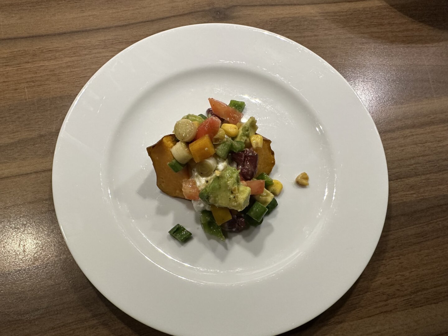 Teller, darauf Süßkartoffel, Quark und Gemüsetopping