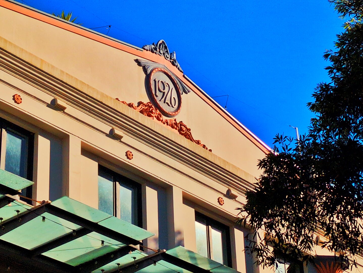 A medallion on the building with 1926 in art deco lettering near the roof of the New Brighton Hotel.