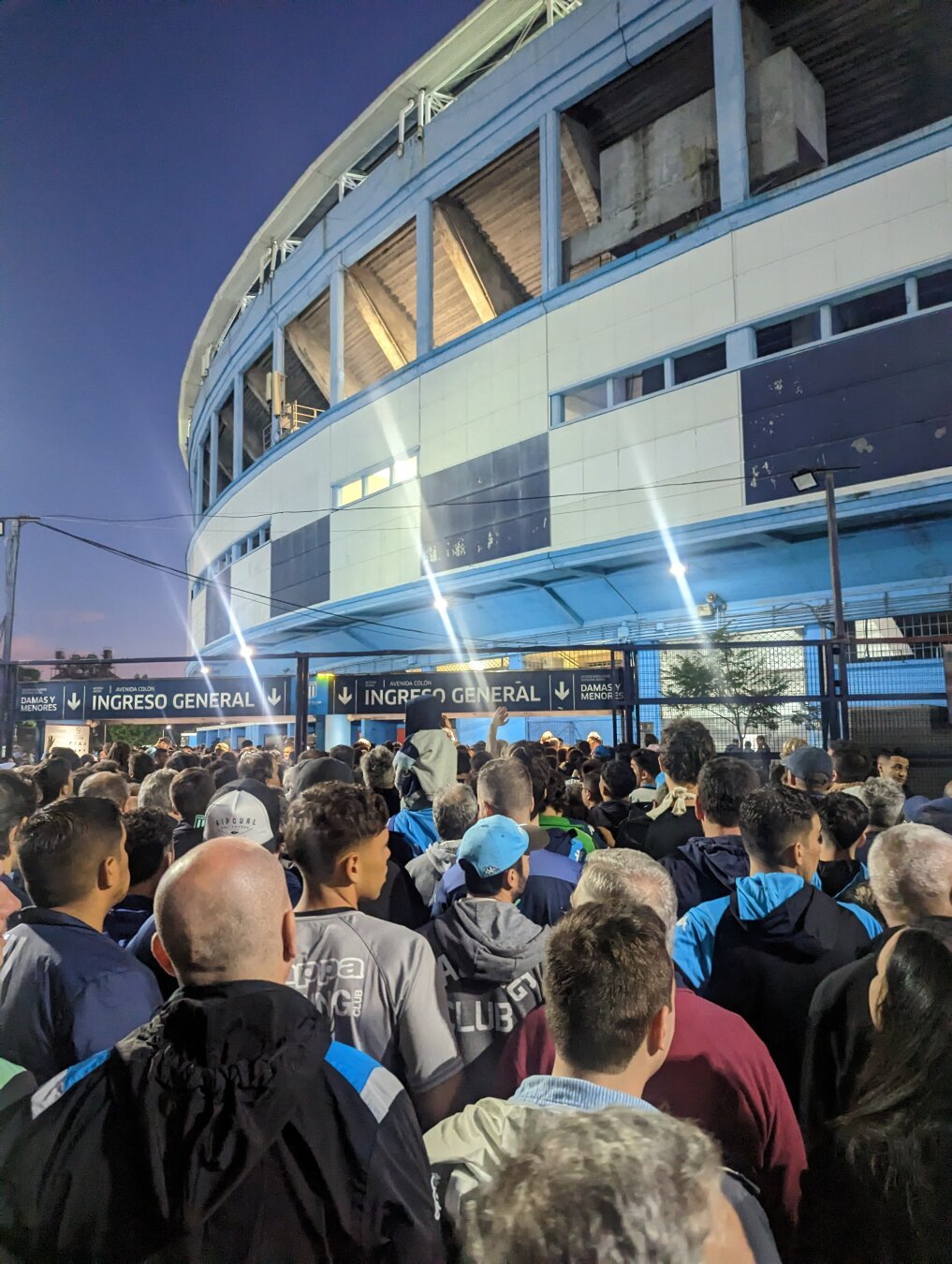 The crowd outside El Cilindro