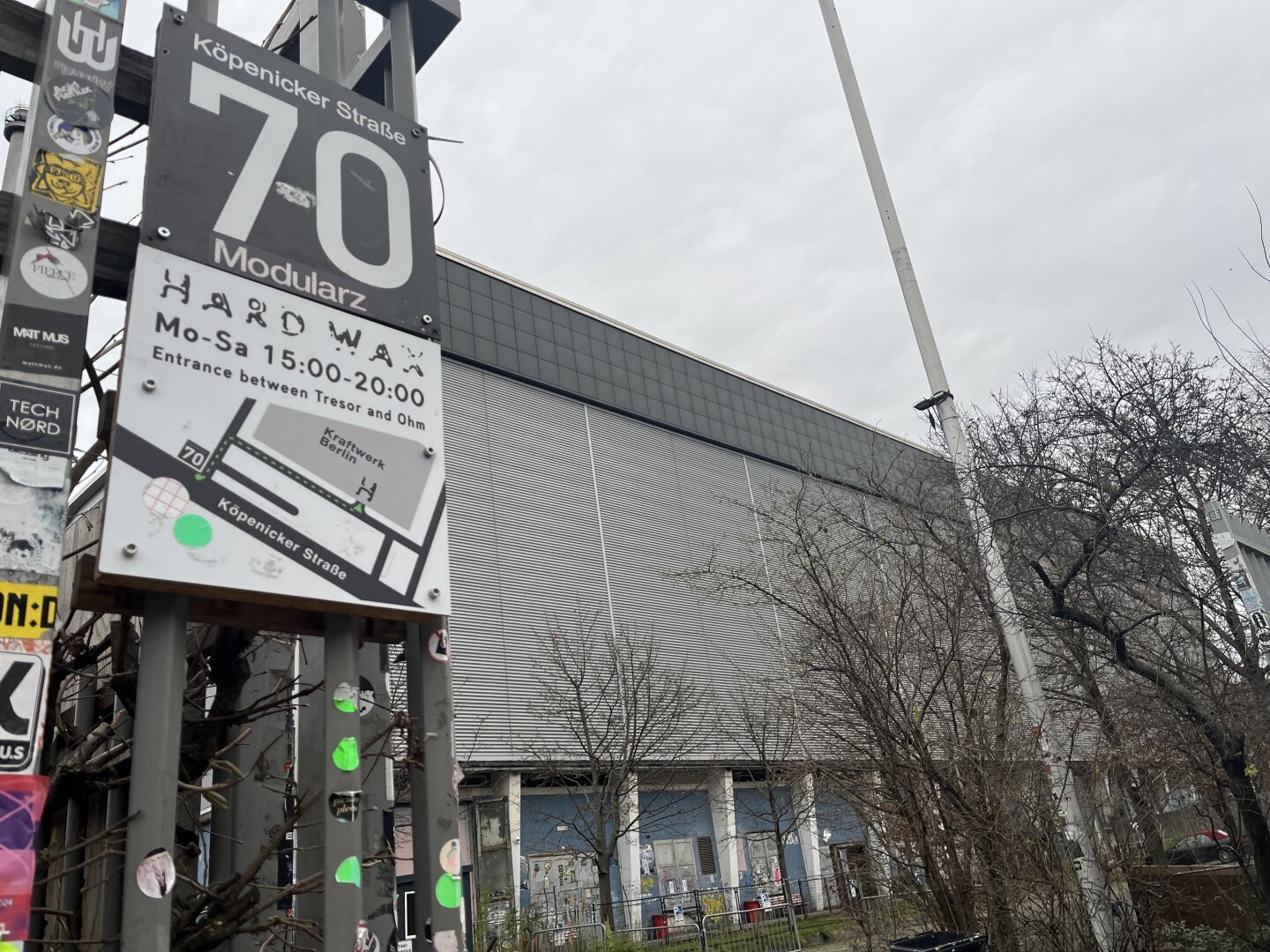 Köpenicker Str. 70 entrance with view of the Kraftwerk building