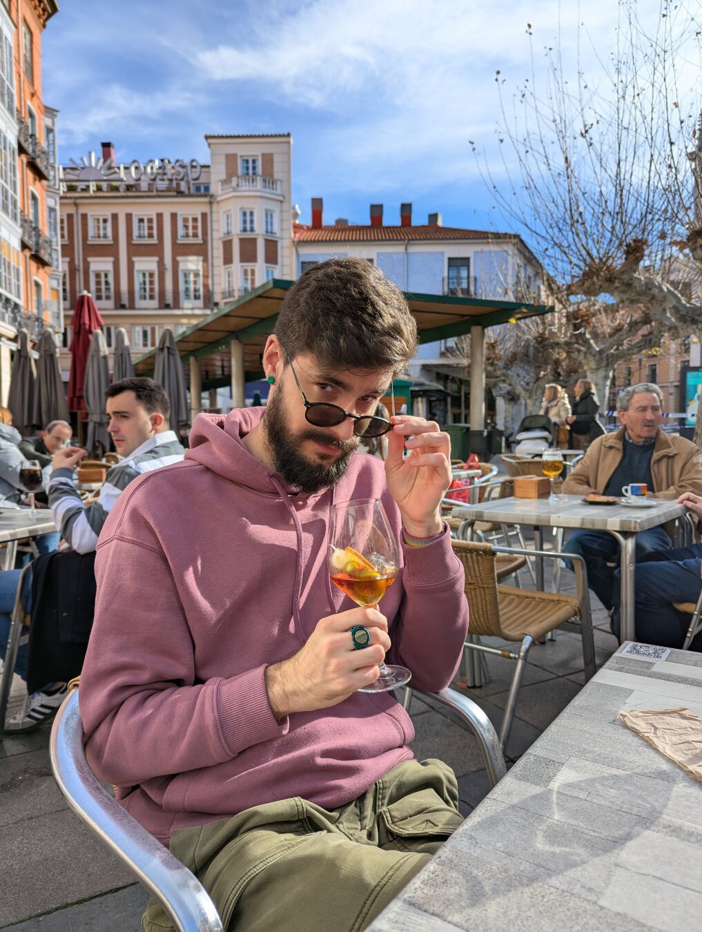 La misma escena un instante después, Andrés mira a la cámara por encima de sus gafas de sol, bajando un poco estas sobre  su nariz.