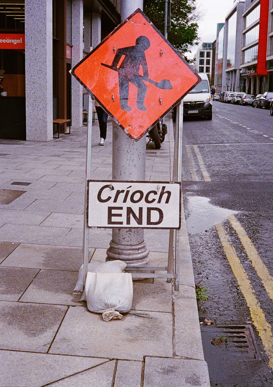 A road work sign indicating the end of construction in both English and Irish (“críoch”).