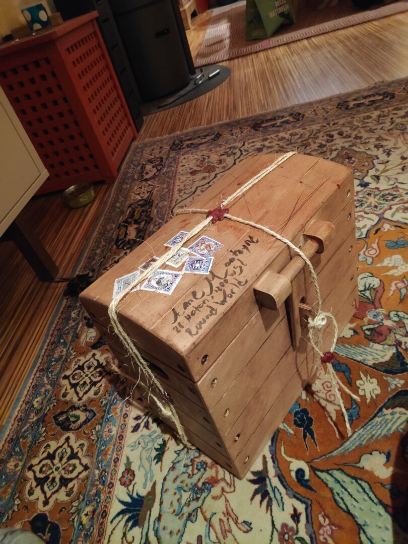 Petit coffre en bois barde de timbres, fermé par une cordelette en chanvre scellée a la cire
