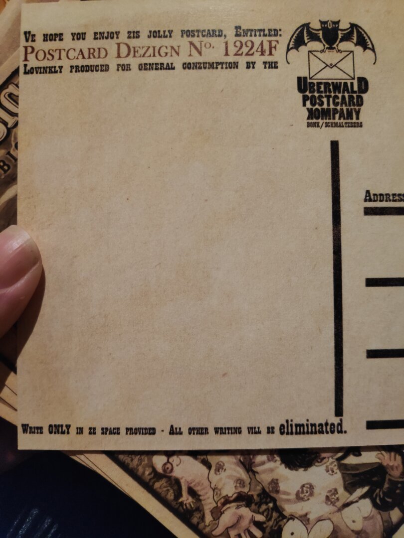 Dos d'une carte postale souvenir d'Uberwald, en anglais avec des s remplacés par des z et des w par des v pour l'accent de film d'horreur Hammer d'Ubervald