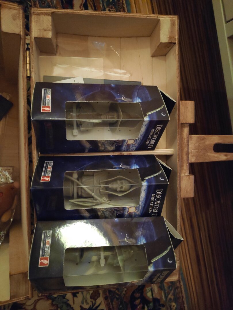 Trois bustes de personnages des romans du DW : la mort, même ciredutemo, rincevent