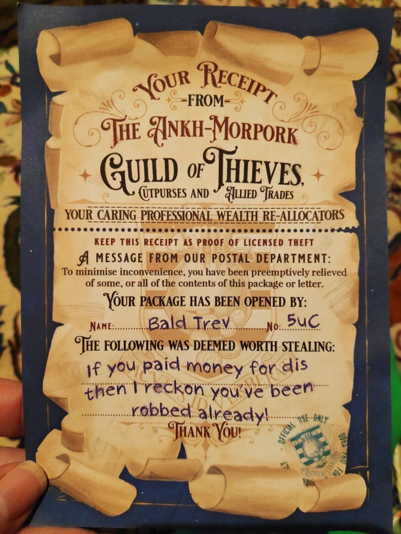 Glissé dans tous les envois du Disc World Emporium, un reçu de la guilde des voleurs attestant du passage d'un de leurs agents assermentés, à garder pour preuve. Le département postal signalé aimablement que tout ou partie du colis a pu être prelevé a l'avance pour éviter l'inconvénient de devoir ouvrir et refermer celui-ci.
Le voleur a laissé une note dans l'espace prévu : "Si vous zavé payé de l'argen pour sa alor j'admets vous avé déjà été volé"
