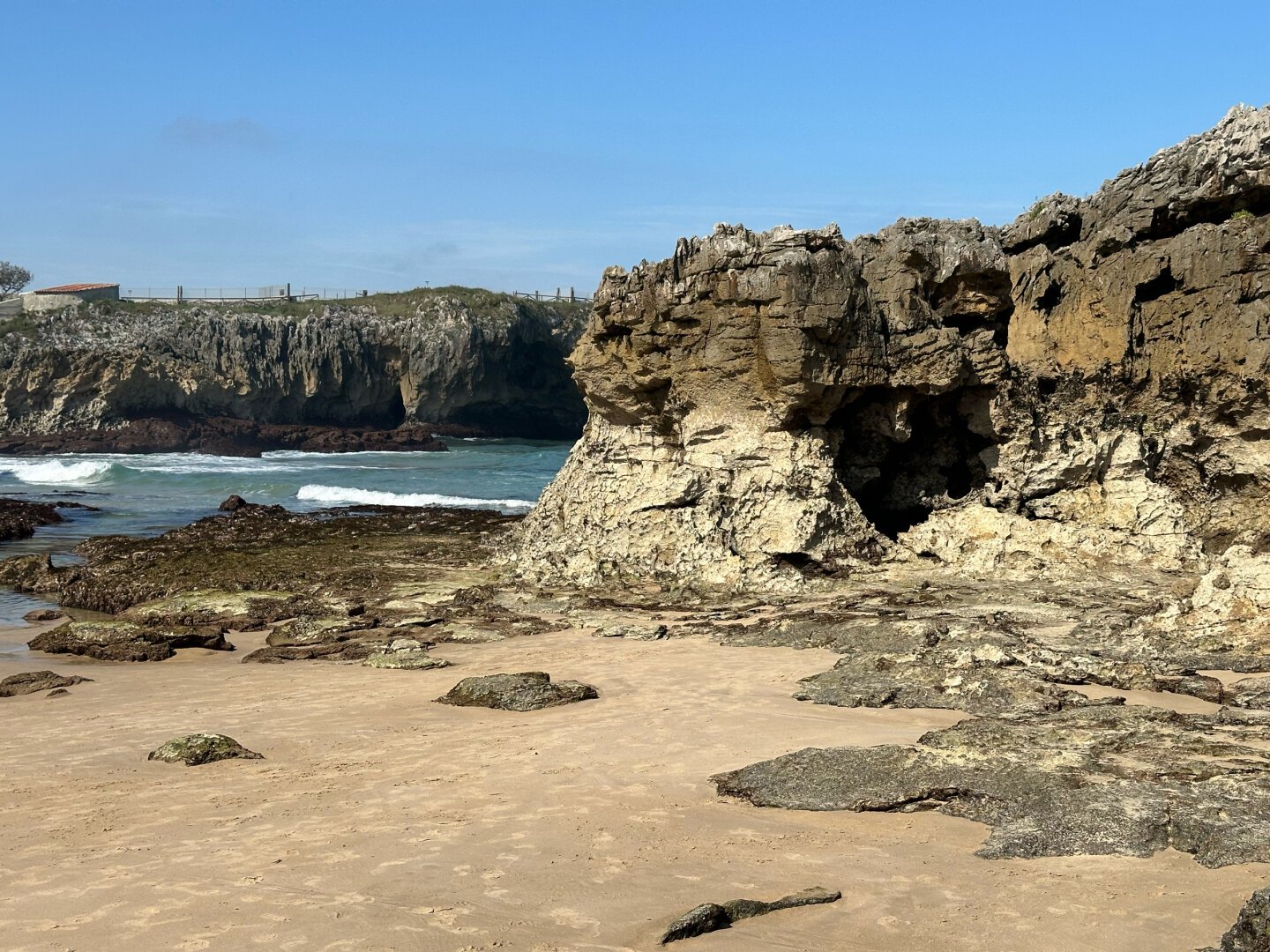 Formaciones rocosas calizas en una playa