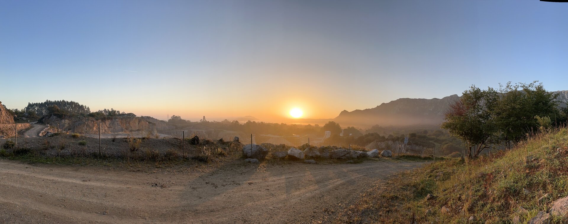 (es) El Sol saliendo por encima de las montañas
(en) The Sun rising over the mountains