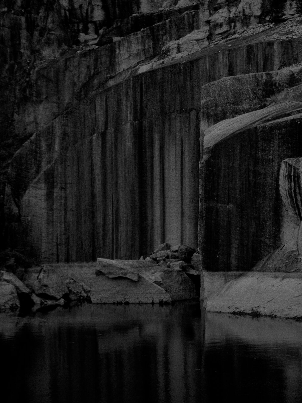 Parede dunha canteira. Branco e negro escuro.