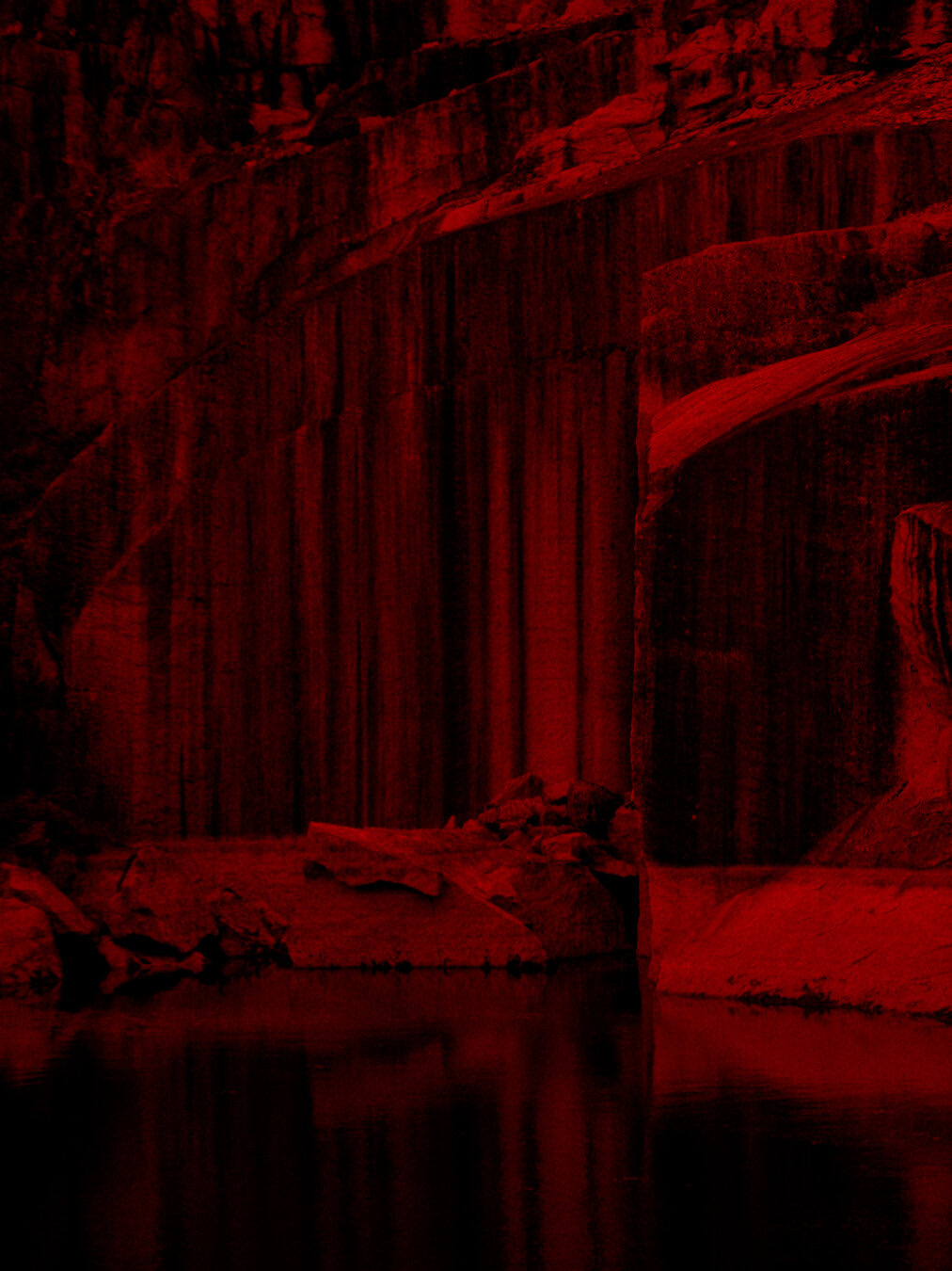 Parede dunha canteira. vermello e negro escuro.