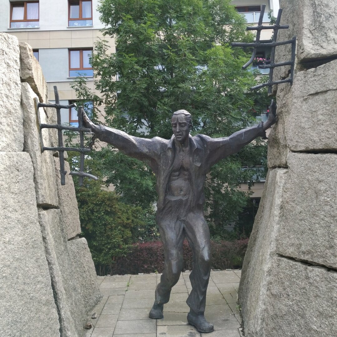 Monument depicting a man between 2 walls.
